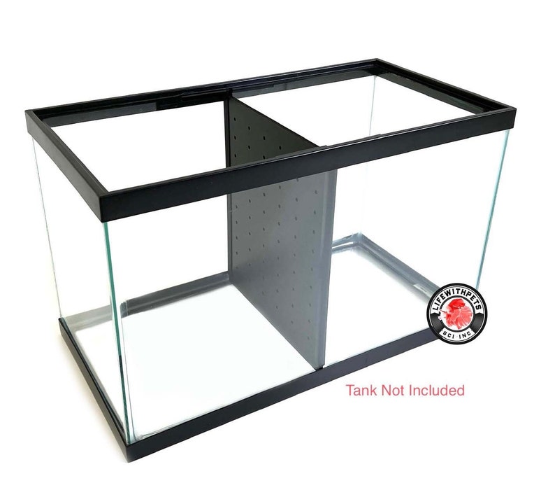 Peut inclure: Diviseur en plastique noir pour un aquarium de 10 gallons. Le diviseur est perc&eacute; de trous pour la ventilation. "R&eacute;servoir non inclus" est imprim&eacute; au bas du diviseur.