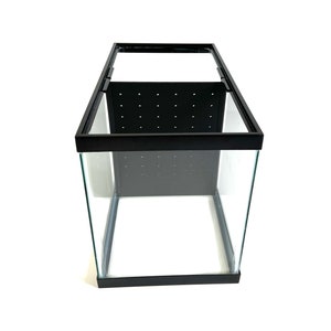 Peut inclure: Un aquarium en verre avec un cadre noir et un panneau en maille noire &agrave; l'int&eacute;rieur. L'aquarium est vide.