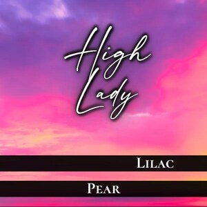 Puede incluir: Una etiqueta rectangular con un fondo de cielo al atardecer en tonos violeta y rosa vibrantes. El texto dice High Lady, Lilac, Pear, Magic y Hand Poured | 3 oz | 100% Soy Wax. El diseño incluye un logotipo M estilizado en la parte superior.