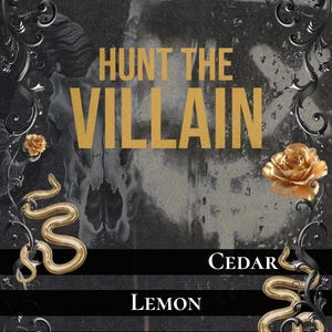 Puede incluir: Una etiqueta decorativa de vela con el texto "HUNT THE VILLAIN" en letras doradas. La etiqueta presenta rosas doradas, adornos negros ornamentados y los nombres de las fragancias "CEDAR" y "LEMON". También se muestra la marca "MISHKA".