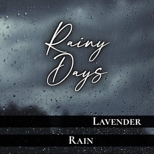 Puede incluir: Una etiqueta de vela de cera de soja 100% de 85g con un fondo de ventana lluviosa oscura. El texto dice M, Rainy Days, Lavender, Rain, Heartbreak y Hand Poured | 85g | 100% Soy Wax. El diseño utiliza letras blancas sobre un fondo oscuro y melancólico.