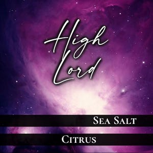 Puede incluir: Una etiqueta rectangular con un fondo de nebulosa púrpura que presenta el texto High Lord, Sea Salt, Citrus, Night Court y Hand Poured | 85g | 100% Soy Wax. El diseño incluye un logotipo M blanco en la parte superior central y barras horizontales negras.