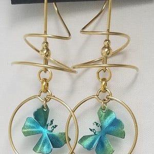Regenbogenfarbene Niobium Schmetterlinge/Dangles in Hoop an Gold Doppel EARSPIRAL® Ohrringe by ©HARRY MASON®, Spiral Threaders Butterfly