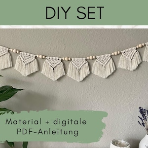 Könnte beinhalten: DIY-Set für eine Makramee-Girlande mit Holzperlen. Das Set enthält die Materialien und eine digitale PDF-Anleitung.