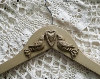 Cabide decorativo com pomba do amor