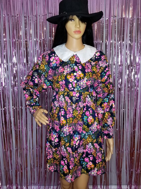 Adorable 1960s Mini Floral Gogo Dress With White C