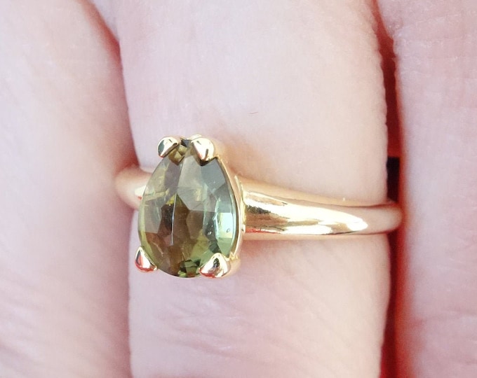 Gold plated gilded Silver ring with faceted pear moldavite, vltavin in a shape of a drop 925, 22K, certificate authenticity any size 6 7 8 9