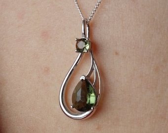 Silver pendant Aphrodite with natural round faceted moldavite Vltavin necklace Meteorite jewelry Rare green gemstone certificate