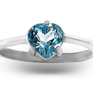 Anello in argento a forma di cuore con topazio azzurro