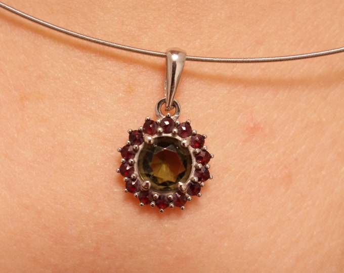 Silver pendant green ray with natural faceted lux round Czech garnets pyrope and moldavite vltavin 925, 22 K certificate of authenticity