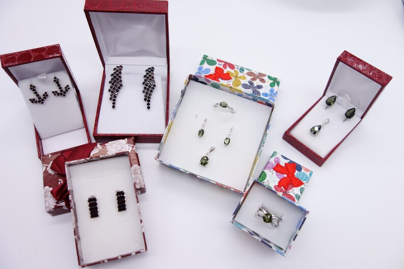 Faceted Moldavite Jewelry kit Vltavin set of drop-shaped earrings and pendant rare green meteorite stone