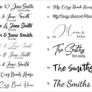 Op de afbeelding: Een verzameling van 15 verschillende ontwerpen voor gepersonaliseerde naambordjes. De ontwerpen omvatten namen, data en zinnen zoals "My Cozy Beach House" en "The Smiths Est 2005".