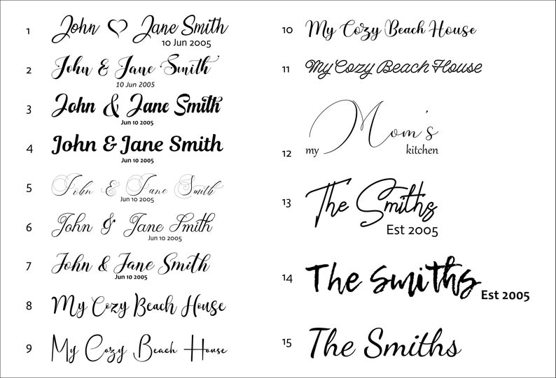 Op de afbeelding: Een verzameling van 15 verschillende ontwerpen voor gepersonaliseerde naambordjes. De ontwerpen omvatten namen, data en zinnen zoals "My Cozy Beach House" en "The Smiths Est 2005".