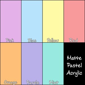 K&ouml;nnte beinhalten: Eine Farbpalette mit acht rechteckigen Bl&ouml;cken in Pastellt&ouml;nen von Rosa, Blau, Gelb, Rot, Orange, Lila, Mint und einem schwarzen Block mit dem Text "Matte Pastel Acrylic". Jeder Farbblock ist mit seinem Namen beschriftet.