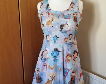 Puede incluir: Un vestido azul claro sin mangas con un estampado de personajes de la película Aladdin. El estampado incluye a Aladdin, Jasmine, Abu, el Genio y Rajah. El vestido tiene una falda acampanada y un escote redondo.