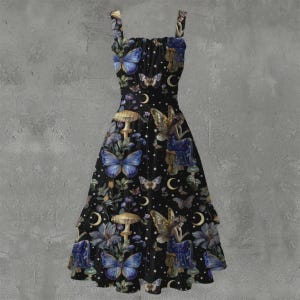 Puede incluir: Vestido negro con un estampado caprichoso con mariposas azules, setas, lunas crecientes y hadas. El vestido tiene un corpiño ajustado y una falda acampanada, con tirantes finos. El diseño general tiene un tema de fantasía.