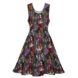 Puede incluir: Vestido skater sin mangas con un colorido diseño de vidrieras con varios personajes. El vestido tiene un escote redondo y una falda acampanada. El estampado incluye figuras en tonos rojos, morados y negros, creando un patrón vibrante y detallado.