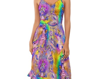 Puede incluir: Vestido hasta la rodilla con cuello en V y tirantes finos. El vestido presenta un estampado vibrante y completo de un personaje de dragón púrpura sobre un fondo de arcoíris. El diseño incluye tonos de púrpura, rosa, amarillo y azul.