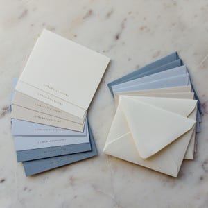 Conjunto de tarjetas de felicitación en tono azul polvoriento con degradado