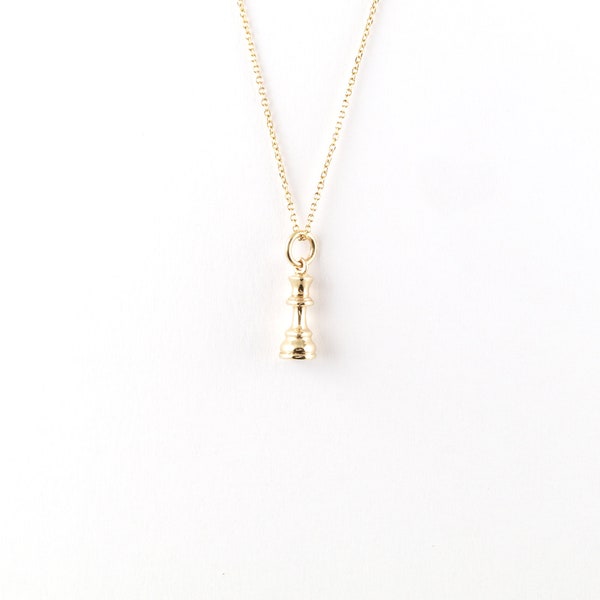 Massief gouden kleine schaakkoningin ketting, schaakstuk charme, perfect cadeau voor schaakliefhebber, symbolische hanger voor beste vriend, schaakspeler cadeau, 14K