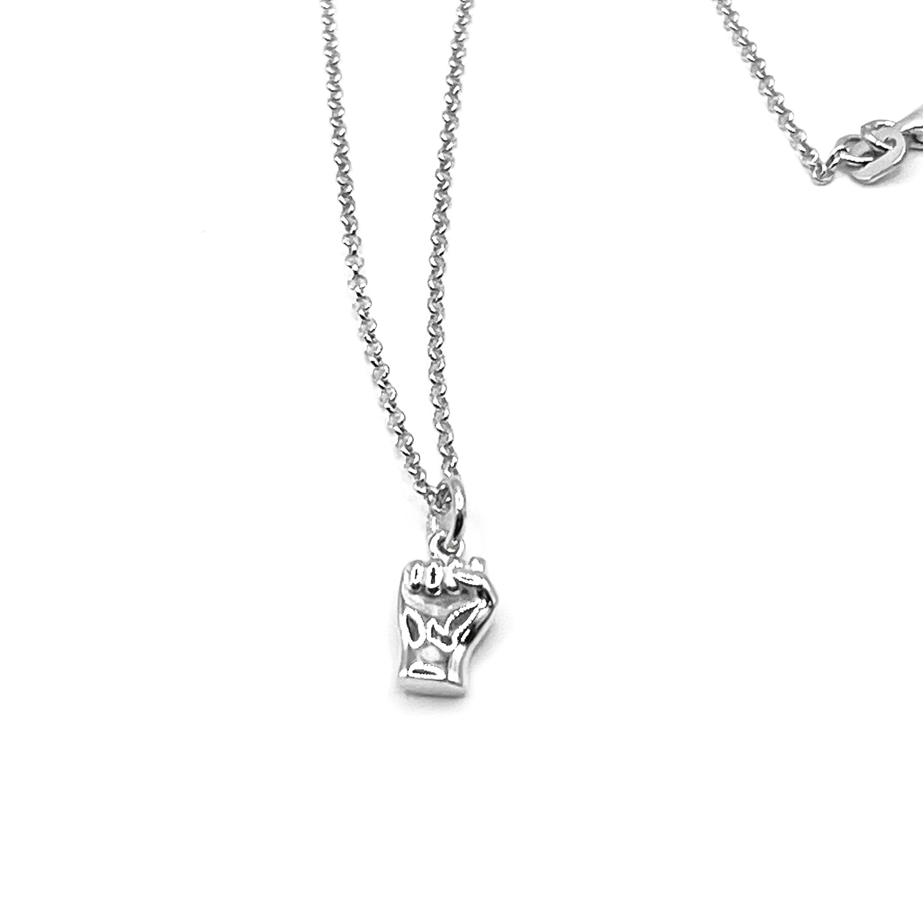 Ciondolo Power Fist Nero Con Collana In Legno – Gioiello Uomo Nuovo