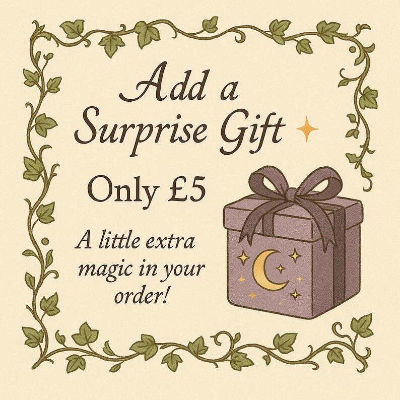 K&ouml;nnte beinhalten: Eine quadratische Geschenkbox mit Schleife, Mond- und Sterndesign, mit dem Text "Add a Surprise Gift" und "A little extra magic in your order!" auf cremefarbenem Hintergrund, umrahmt von gr&uuml;nen Weinranken.
