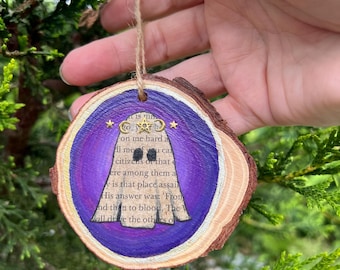 Witchy Geist-Ornament, Buchseitenkleid & Goldkrone, handgemachte gruselige Dekoration