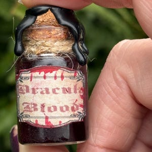 Dracula’s Blood Potion Bottle in Mini Coffin Box | Gothic Halloween Decor, Vampire Gift, Horror Collectible, Spooky Apothecary Display