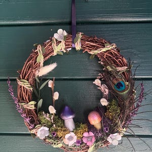 Fairycore Summer Wreath – Witchy Decor with Natural Flowers, Peacock Feather & Fairy Lights | Cottagecore Wall Hanging | Ostara Litha Wreath