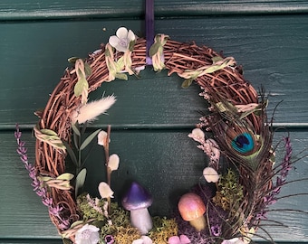 Fairycore Summer Wreath – Witchy Decor with Natural Flowers, Peacock Feather & Fairy Lights | Cottagecore Wall Hanging | Ostara Litha Wreath