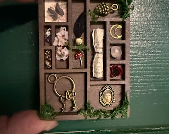 Miniatyr gotiskt kuriosaskåp: Häxlik altardekor med berlocker. Varje unikt