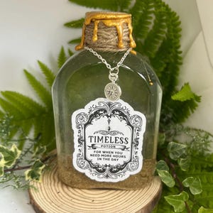 Puede incluir: Una botella de poción de vidrio transparente con líquido verde y arena. Etiquetada como "Timeless Potion", con un sello de cera dorado y un dije de reloj. Rodeada de vegetación, promete más horas en el día.