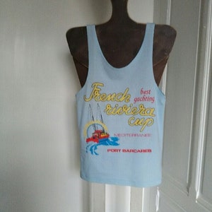 Neues Vintage-Tanktop für Herren – Sommer, 5 Farben mit bedruckten und geprägten Mustern Yachting, Mittelmeer, 90er Jahre, Baumwolle, hergestellt in FRANKREICH