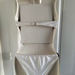 Vintage-Badeanzug im 80er-Jahre-Stil, zweiteilig, neu – Bandeau-Bikini, schwarz-weiß, Höschen mit seitlichen Bändern, hergestellt in Frankreich von Alpstyl Bild 6