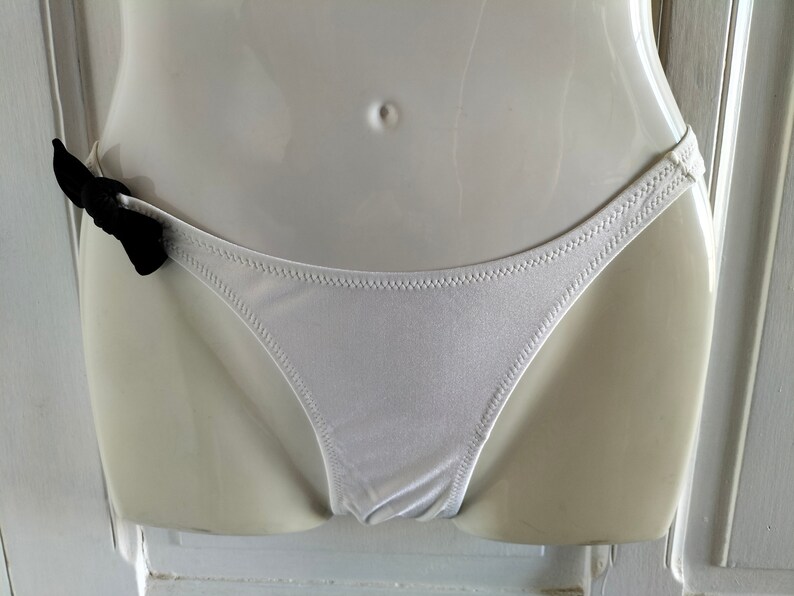 Vintage-Badeanzug im 80er-Jahre-Stil, zweiteilig, neu – Bandeau-Bikini, schwarz-weiß, Höschen mit seitlichen Bändern, hergestellt in Frankreich von Alpstyl Bild 4