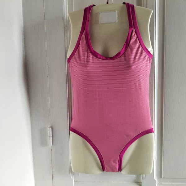 Maillot de bain Femme Une Pièce NEUF - vintage années 80, SPORT, fines rayures roses et blanches, dos nageur, natation, made in FRANCE