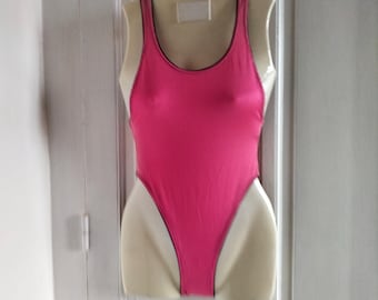 Damesbadpak uit de jaren 80 in vintage stijl - NIEUW - Neonroze geribbelde stof, gekruiste bandjes, hoog uitgesneden pijpen, gemaakt in Frankrijk door TRIUMPH