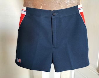 Pantalones cortos de tenis para hombre Azul marino Vintage NEW poliéster Ropa Ropa para hombre Pantalones cortos 2 bolsillos lados rojos estilo 80s 90s hecho en Francia 