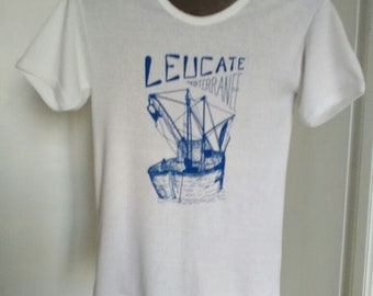 Vintage Unisex-T-Shirt aus den 1980er-Jahren, neu, weiß mit blauen oder schwarzen Motiven, Leucate Mediterranean, Fischerboot, hergestellt in Italien und Frankreich