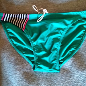 NIEUW vintage herenbadpak uit de jaren 90 - groen, kleine roze, zwart, wit gestreepte banden aan 1 kant, gemaakt in Frankrijk Alpstyl