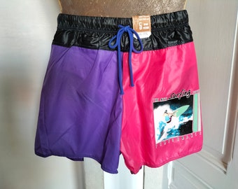 Short de bain homme vintage années 90 NEUF rose fluo et violet - Surf, colorblock, color block, motif SURFING, polyamide, fabriqué en France
