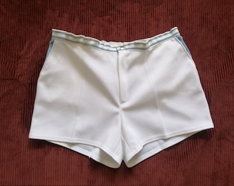 Vintage weiße Tennisshorts, neuwertig – 1990er Jahre, 2 Seitentaschen, marineblau oder hellblau, Polyester, hergestellt in Frankreich