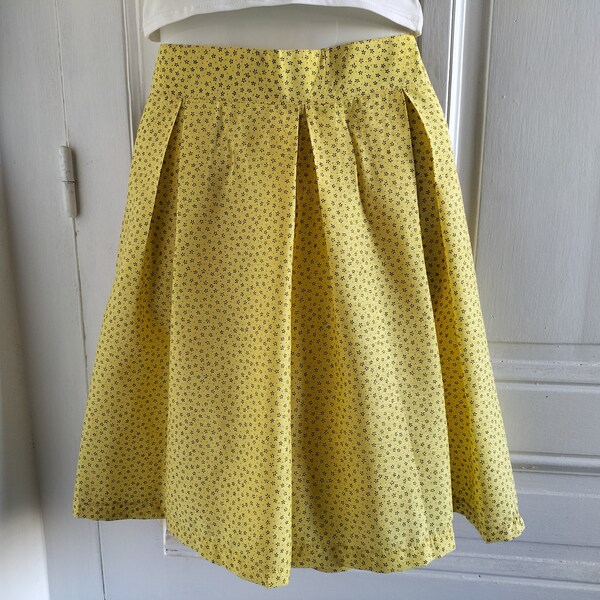 Jupe -short femme vintage années 90, NEUF- Jaune, motif liberty petites fleurs noires, bouton, fermeture éclair côté, fabriquée en FRANCE