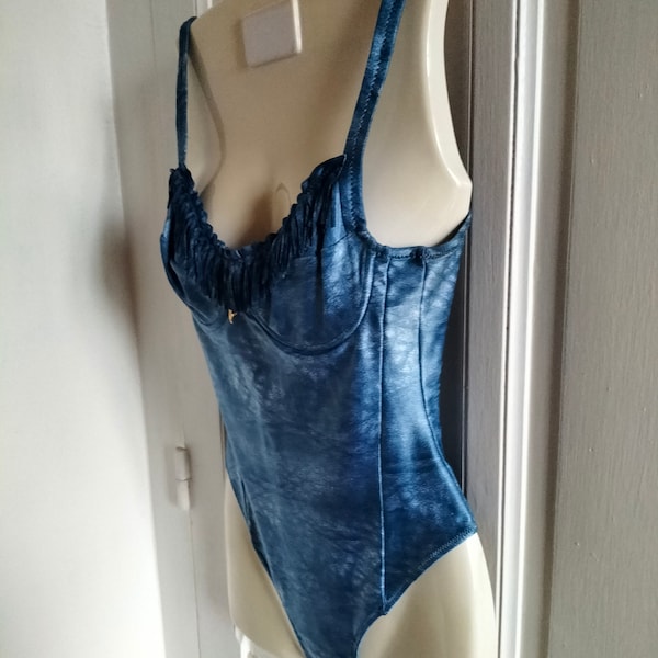 Maillot de bain FEMME Une Pièce vintage années 90 NEUF avec étiquette - bleu jean brillant, balconnet,breloques et franges, Made in France