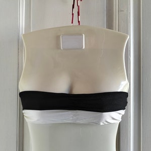 Vintage-Badeanzug im 80er-Jahre-Stil, zweiteilig, neu – Bandeau-Bikini, schwarz-weiß, Höschen mit seitlichen Bändern, hergestellt in Frankreich von Alpstyl Bild 3