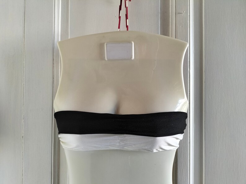 Vintage-Badeanzug im 80er-Jahre-Stil, zweiteilig, neu – Bandeau-Bikini, schwarz-weiß, Höschen mit seitlichen Bändern, hergestellt in Frankreich von Alpstyl Bild 3