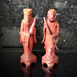 Zwei vintage handgeschnitzte chinesische MännerFiguren.