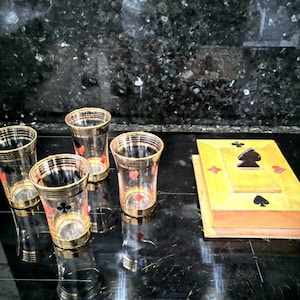Set di giochi di carte da gioco vintage 4 bicchieri e una scatola di carte da gioco in legno. Metà del secolo