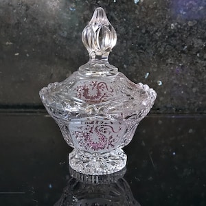 vintage Hofbauer plomb Bol à couvercle en cristal Plat de bonbons Bonbonnière avec décoration de dragon rouge coupé. Allemagne de l'Ouest 1950-1960