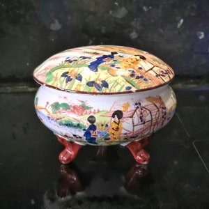 Vintage Chinese porcelain footed round lidded trinket. Victoria czechoslova